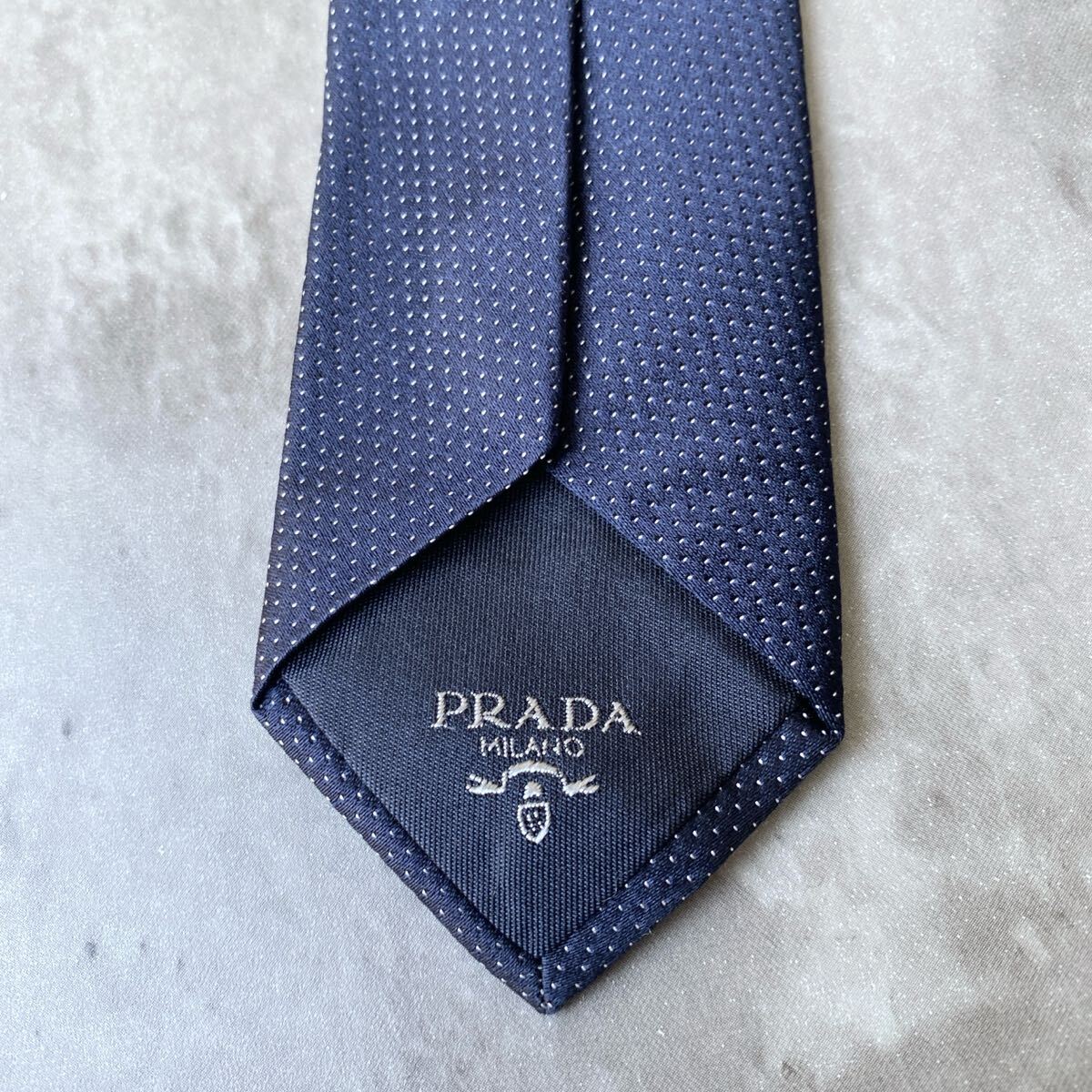 美品 PRADA プラダ ピンドット ナロータイ ネクタイ ネイビー ブラック 美品 PRADA プラダ ピンドット ナロータイ ネクタイ ネイビー