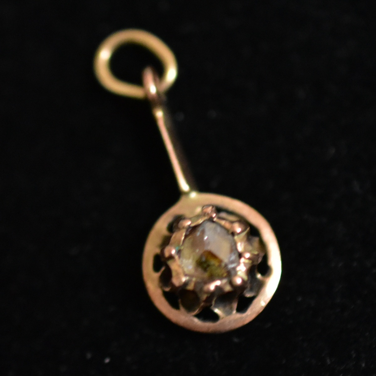 アンティーク ナイフエッジ ローズカット天然ダイヤモンドのクローズドセッティングペンダントトップ/チャーム K14テスト済み 本物保証