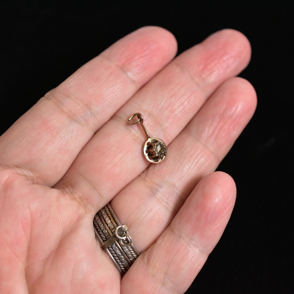 アンティーク ナイフエッジ ローズカット天然ダイヤモンドのクローズドセッティングペンダントトップ/チャーム K14テスト済み 本物保証