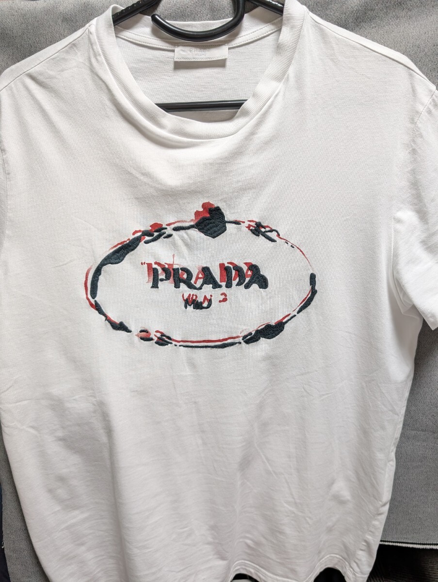 2899【希少デザイン・XL】ブルガリア製 プラダ センターロゴ 半袖Tシャツ 現行タグ/希少XLサイズ】プラダ PRADA 刺繍ロゴ ビッグロゴ