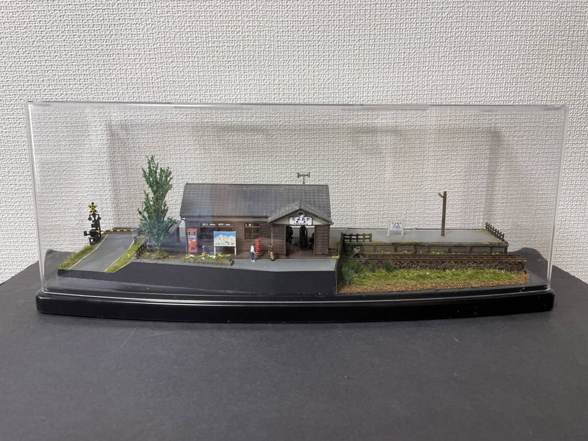 Nゲージ・ジオラマ展示台【渓谷を走る晩秋のローカル線】 ※車両付! Nゲージ用車両展示台 ローカル線駅舎の風景ジオラマ 自作完成品