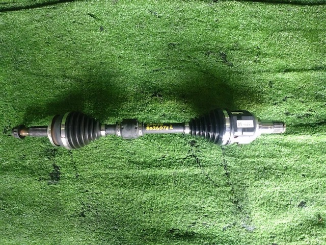 H28年 ZVW50 プリウス 左フロントドライブシャフト 中古品 即決 8026076 250730 M ドラ置_画像1