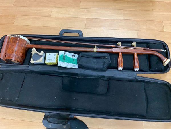 【極美品】 ニ胡 民族楽器 弦楽器 蛇革 ケース付き 中国蘇州 極美品】 ニ胡 民族楽器 弦楽器 蛇革 ケース付き 中国蘇州 極美