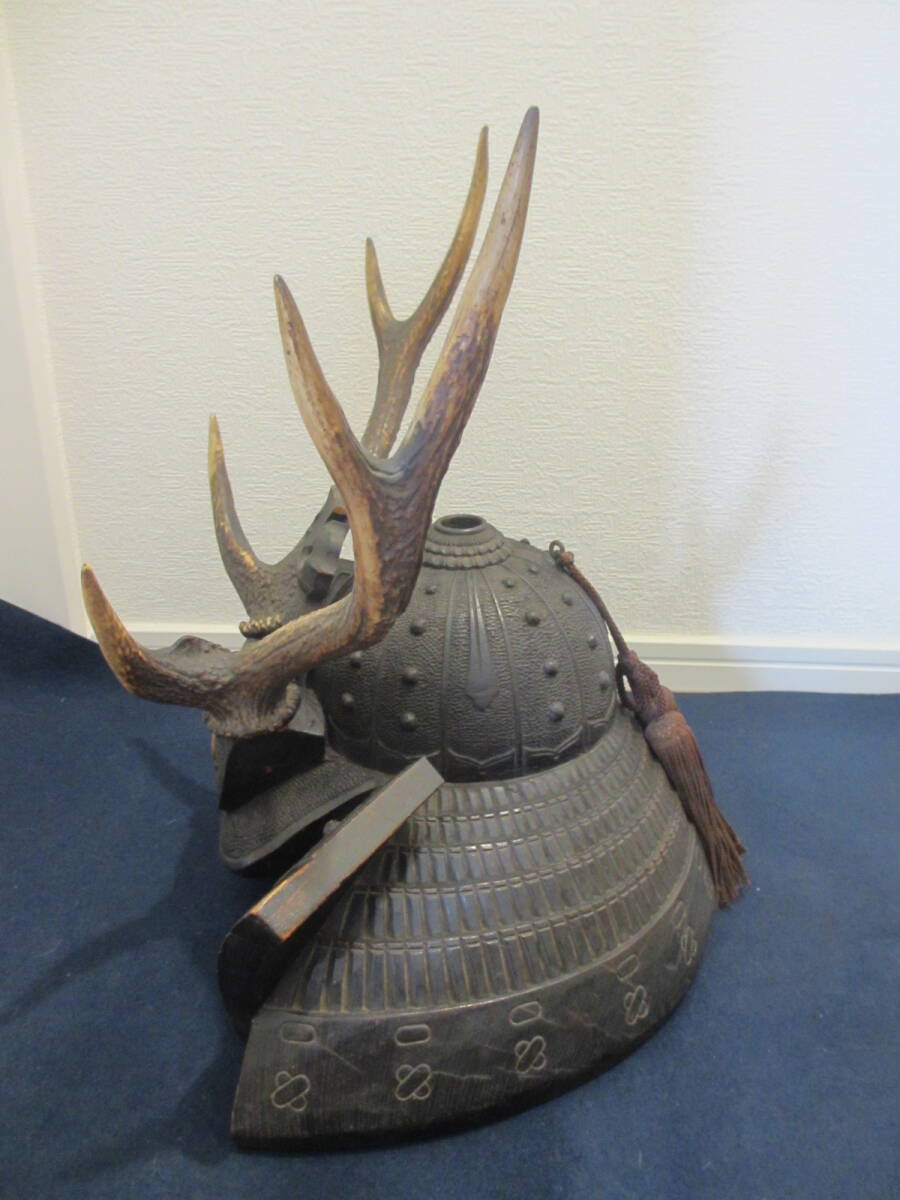 時代武具 木製彫刻 兜型鹿角 刀掛け 二振り 武具 鎧 BE438 泰山作 木彫 兜 鹿角 刀掛け 作家物 日本刀 二振り掛け 太刀 刀