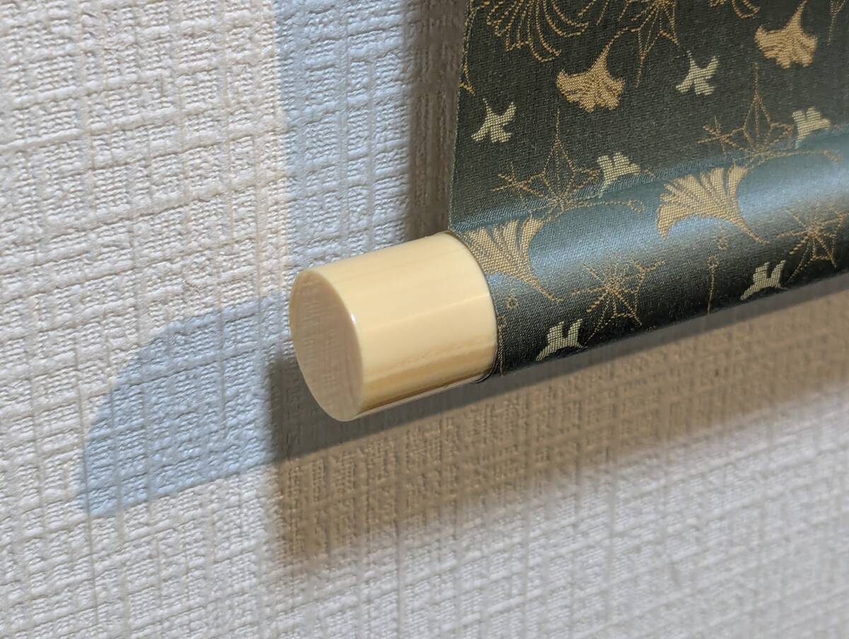 【真作】掛軸　竹に小鳥図　気品ある彩色美　優雅な構図　雅趣あふれる逸品　T122 真作】掛軸 竹に小鳥図 気品ある彩色美 優雅な構図 雅趣あふれる