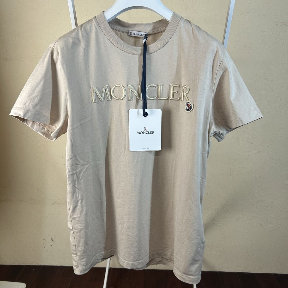 モンクレール 刺繍 Tシャツ MONCLER 新品タグ付き】MONCLER モンクレール刺繍レタリング半袖Tシャツ