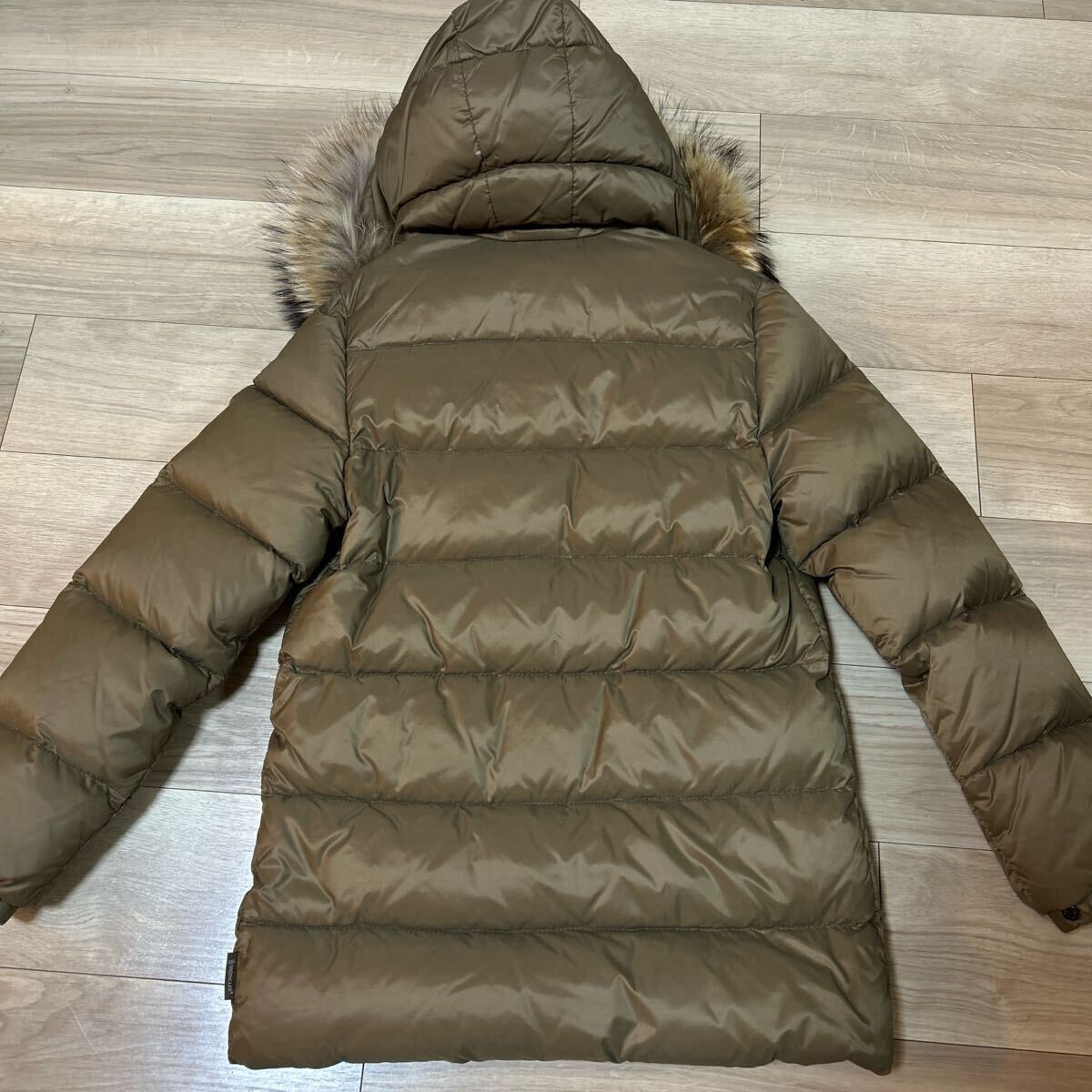 MONCLER フード付きベージュダウンジャケット MONCLER カーキ ダウンジャケット フード付き ベージュ ダウン