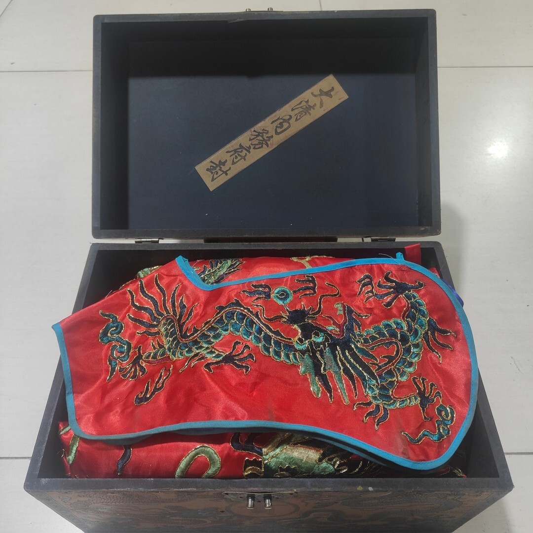 ■TG101■清朝期 袍服 紅地龍紋 刺繍文様 清時代皇帝龍袍 宮廷服官服着物 共箱■_画像2