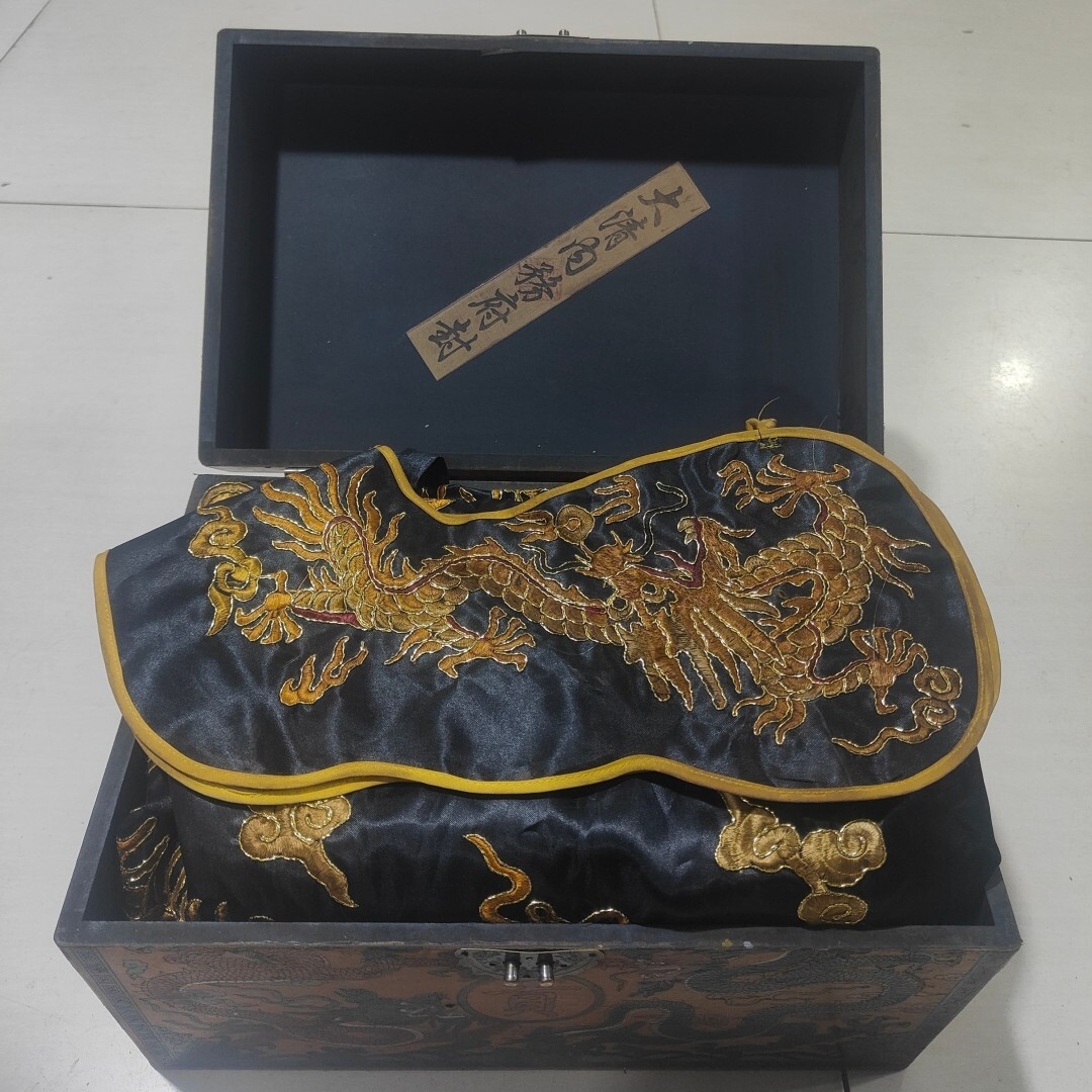 ■TG105■清朝期 袍服 黒彩団龍紋 刺繍文様 清時代皇帝龍袍 宮廷服官服着物 共箱■_画像2