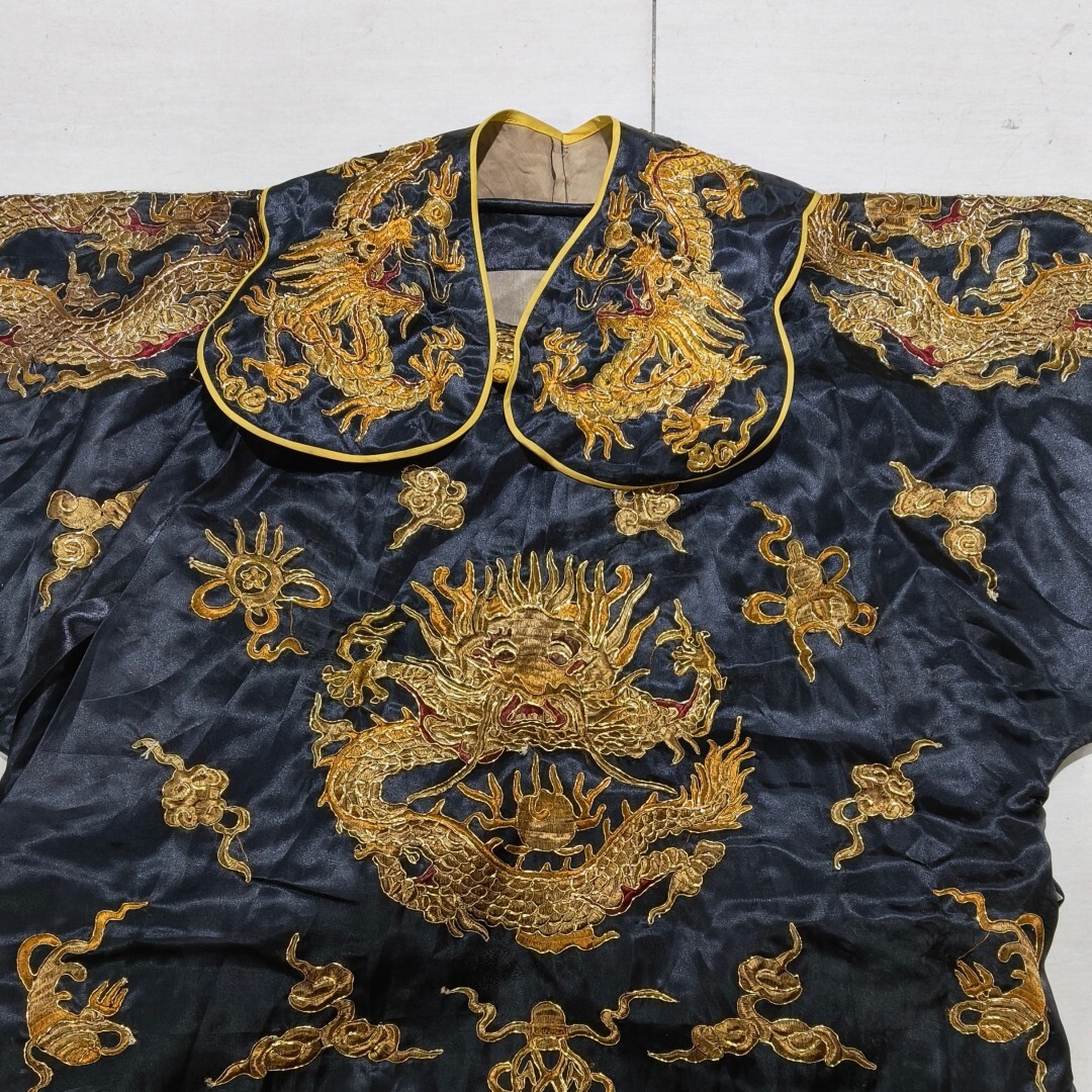 ■TG105■清朝期 袍服 黒彩団龍紋 刺繍文様 清時代皇帝龍袍 宮廷服官服着物 共箱■_画像4