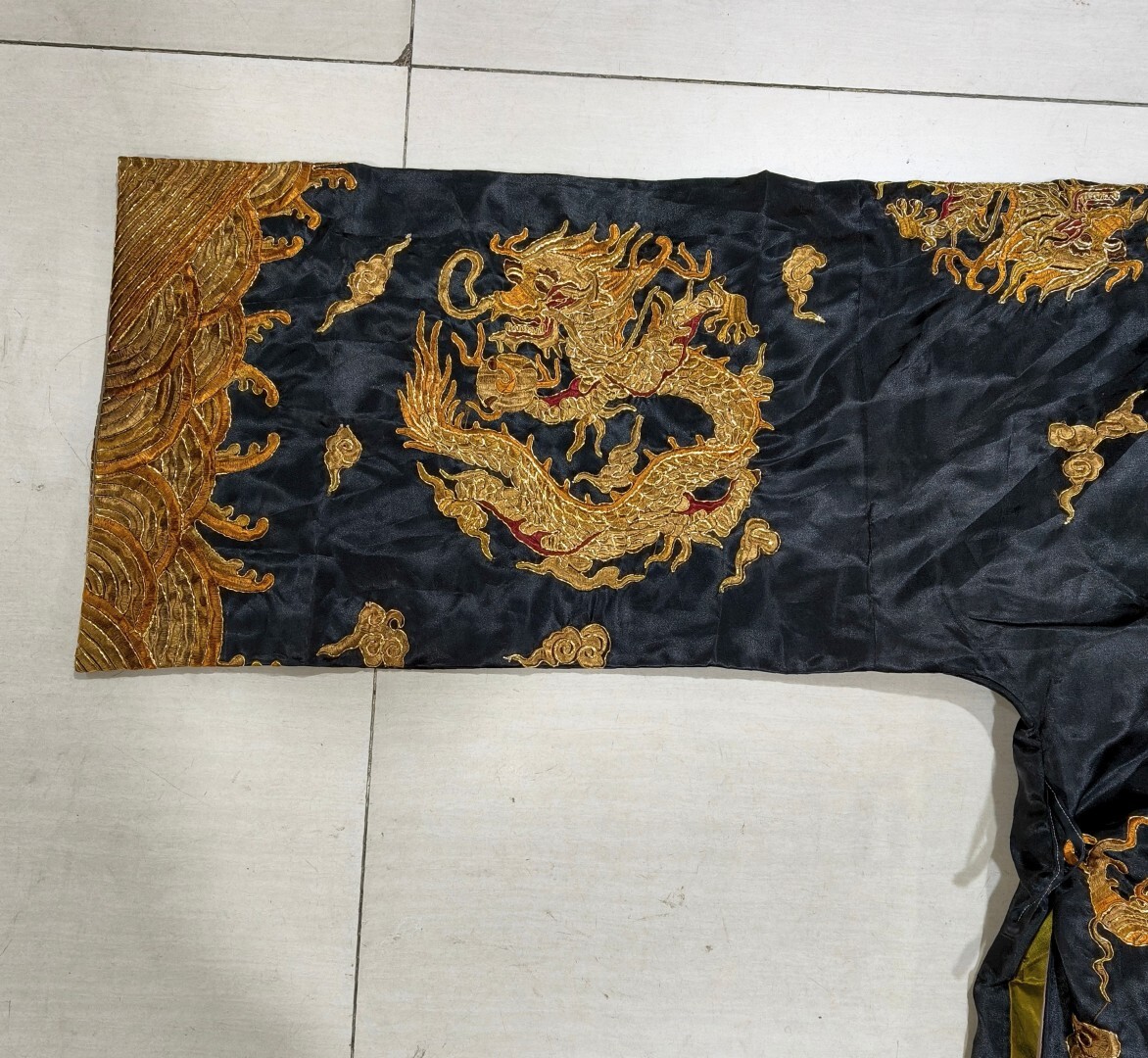 ■TG105■清朝期 袍服 黒彩団龍紋 刺繍文様 清時代皇帝龍袍 宮廷服官服着物 共箱■_画像6