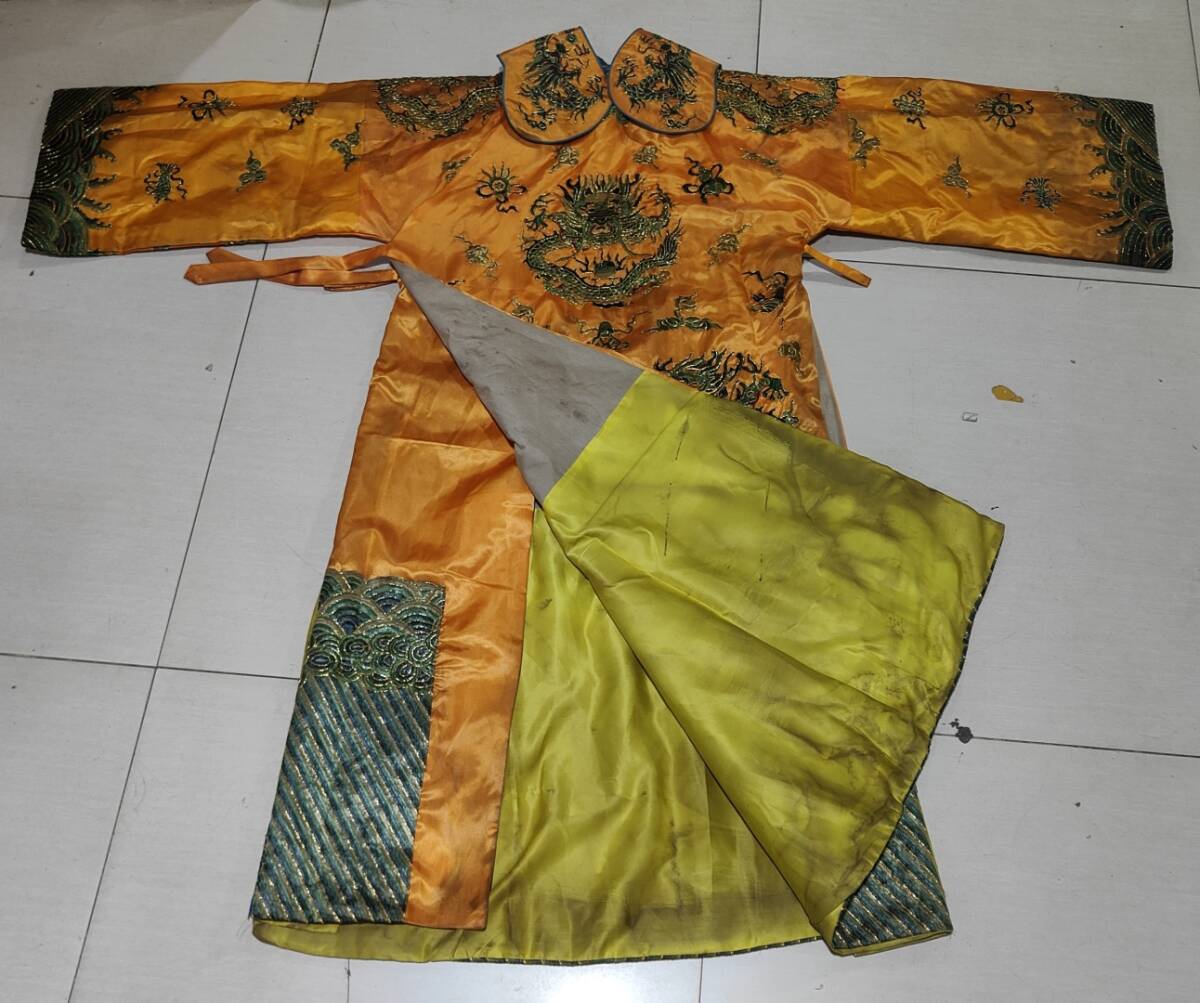 ■TG103■清朝期 袍服 黄地団龍紋 刺繍文様 清時代皇帝龍袍 宮廷服官服着物 共箱■_画像1