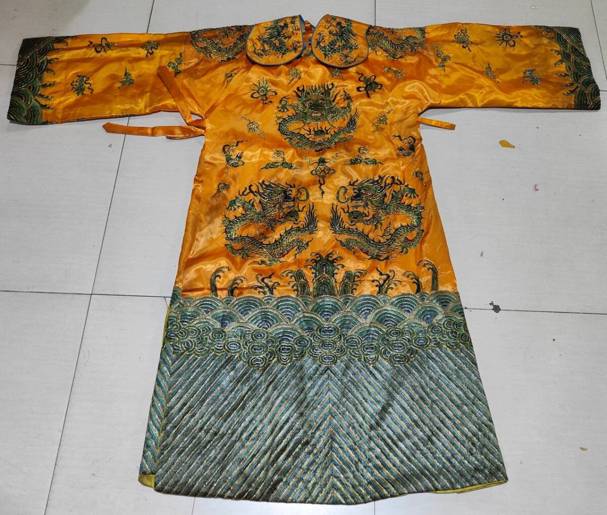■TG103■清朝期 袍服 黄地団龍紋 刺繍文様 清時代皇帝龍袍 宮廷服官服着物 共箱■_画像3