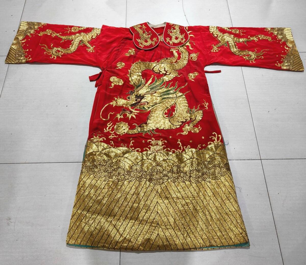 ■TG100■清朝期 袍服 紅地龍紋 刺繍文様 清時代皇帝龍袍 宮廷服官服着物 共箱■_画像3