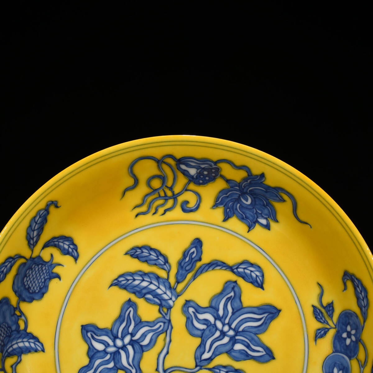 ■TM132■大明弘治年制款 黄釉青花梔子花卉紋盤 時代物 古玩 唐物 古陶磁器■_画像5