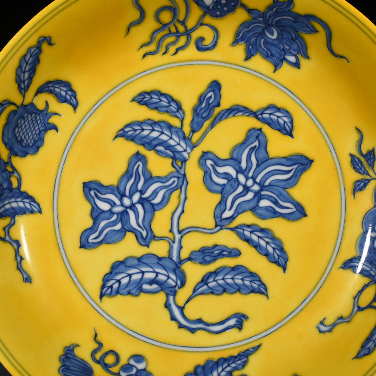 ■TM132■大明弘治年制款 黄釉青花梔子花卉紋盤 時代物 古玩 唐物 古陶磁器■_画像4