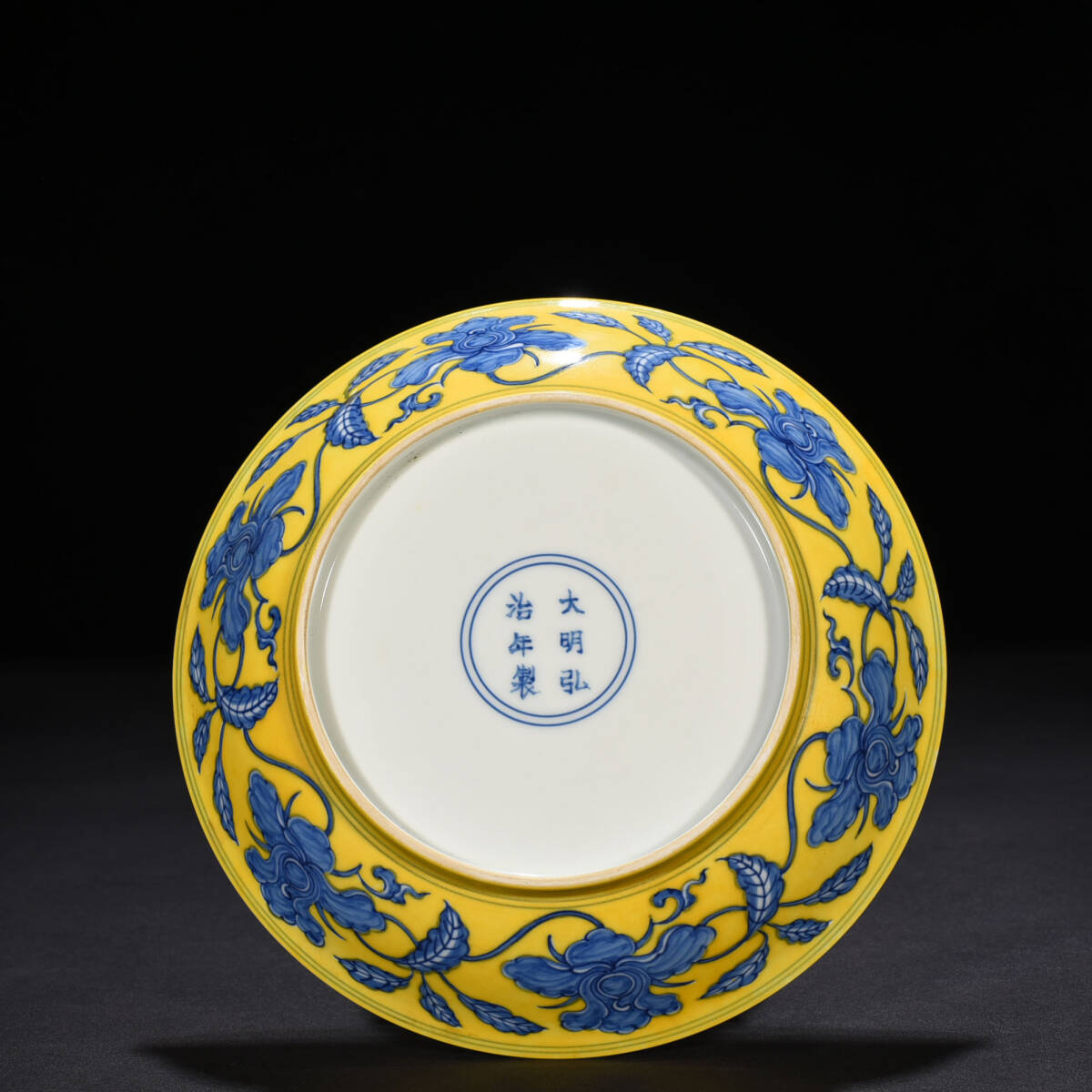 ■TM132■大明弘治年制款 黄釉青花梔子花卉紋盤 時代物 古玩 唐物 古陶磁器■_画像8