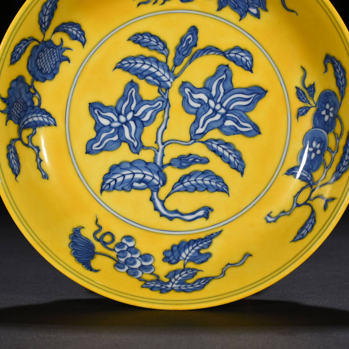 ■TM132■大明弘治年制款 黄釉青花梔子花卉紋盤 時代物 古玩 唐物 古陶磁器■_画像7