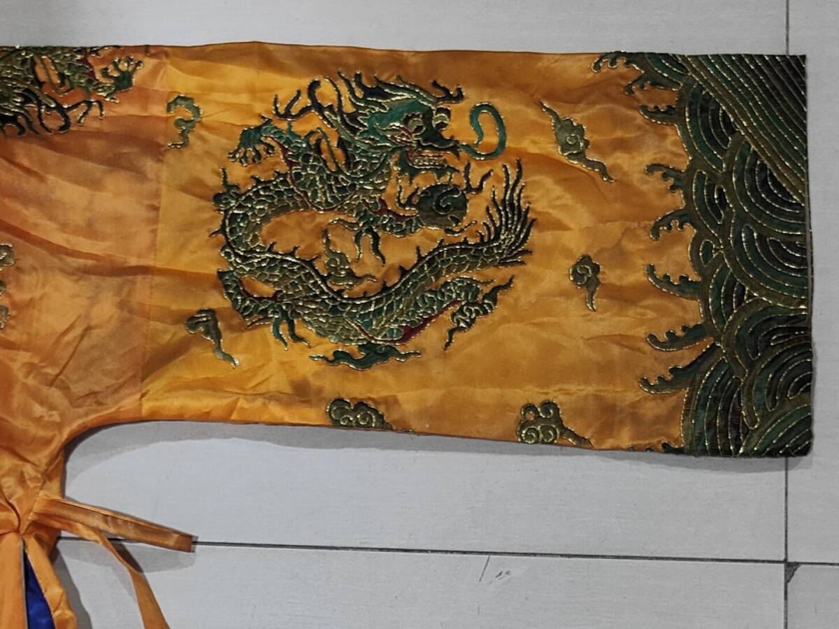 ■TG103■清朝期 袍服 黄地団龍紋 刺繍文様 清時代皇帝龍袍 宮廷服官服着物 共箱■_画像9