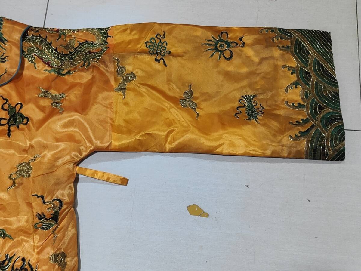 ■TG103■清朝期 袍服 黄地団龍紋 刺繍文様 清時代皇帝龍袍 宮廷服官服着物 共箱■_画像6