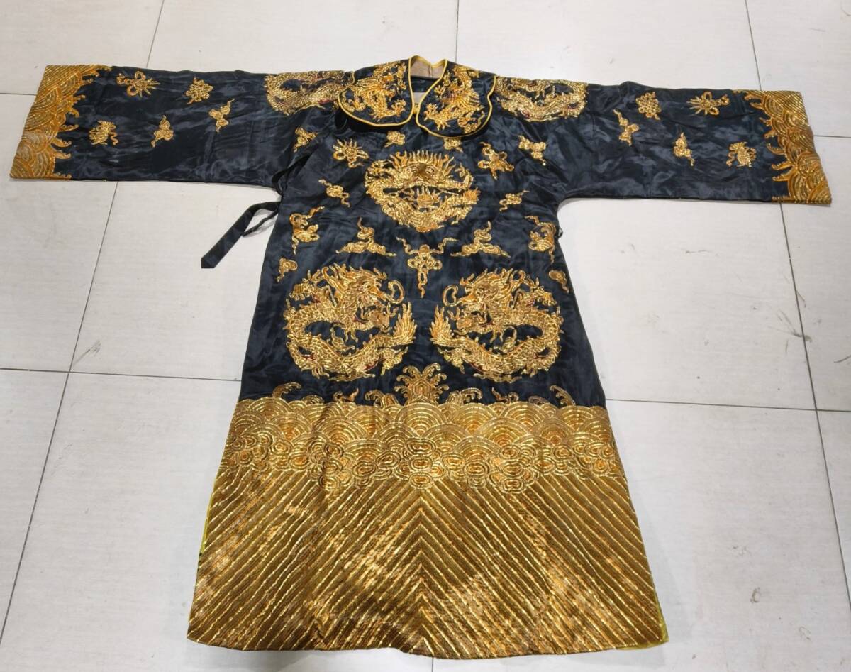 ■TG105■清朝期 袍服 黒彩団龍紋 刺繍文様 清時代皇帝龍袍 宮廷服官服着物 共箱■_画像3