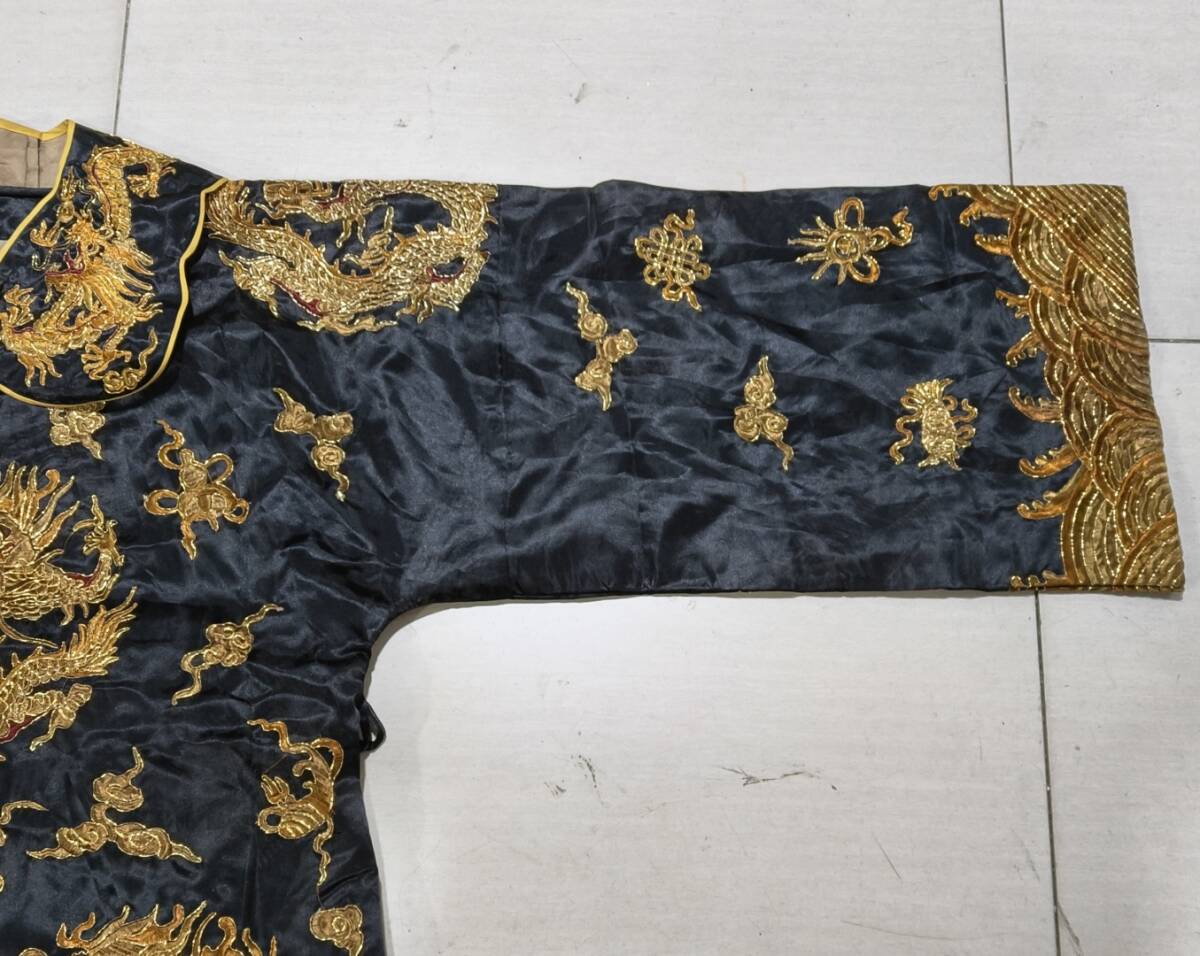 ■TG105■清朝期 袍服 黒彩団龍紋 刺繍文様 清時代皇帝龍袍 宮廷服官服着物 共箱■_画像5