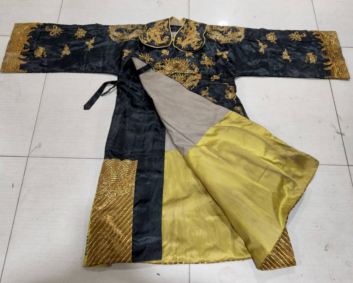 ■TG105■清朝期 袍服 黒彩団龍紋 刺繍文様 清時代皇帝龍袍 宮廷服官服着物 共箱■_画像7