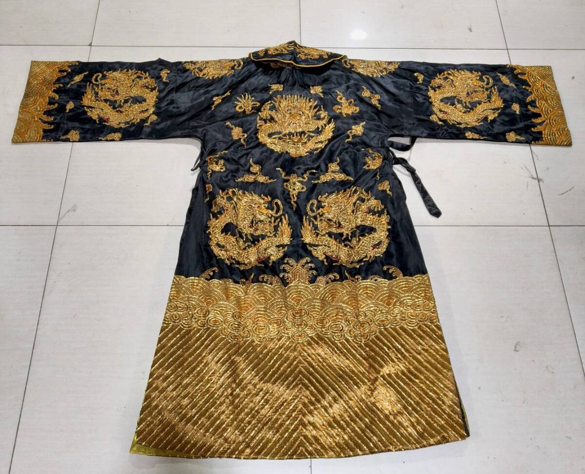 ■TG105■清朝期 袍服 黒彩団龍紋 刺繍文様 清時代皇帝龍袍 宮廷服官服着物 共箱■_画像9