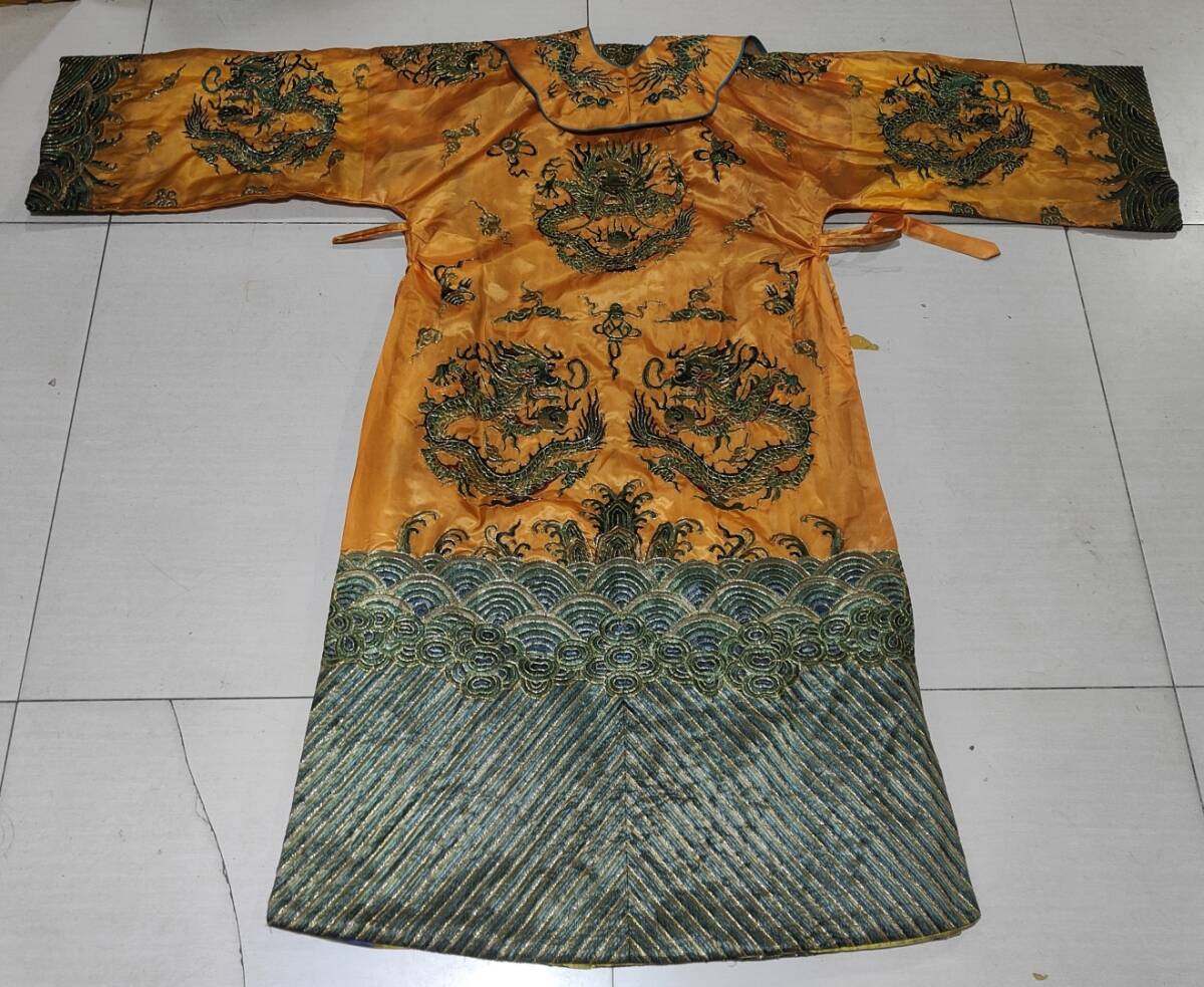 ■TG103■清朝期 袍服 黄地団龍紋 刺繍文様 清時代皇帝龍袍 宮廷服官服着物 共箱■_画像8