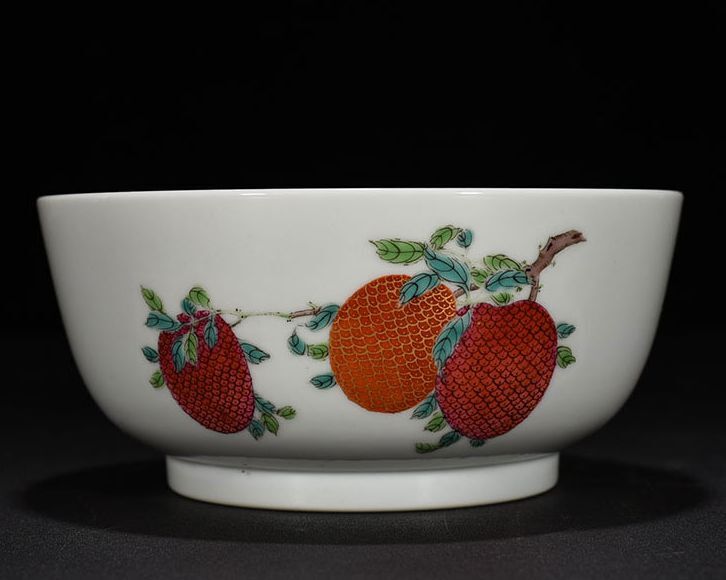 ■TM111■大清雍正年制銘 粉彩の折枝花果紋三多碗 時代物 古玩 唐物 古陶磁器■_画像5