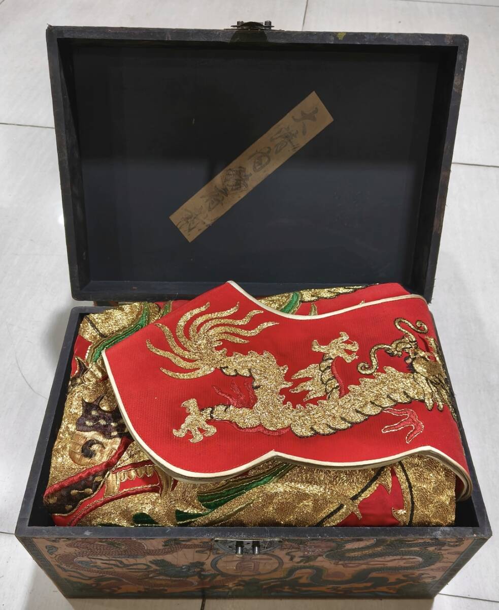 ■TG100■清朝期 袍服 紅地龍紋 刺繍文様 清時代皇帝龍袍 宮廷服官服着物 共箱■_画像2
