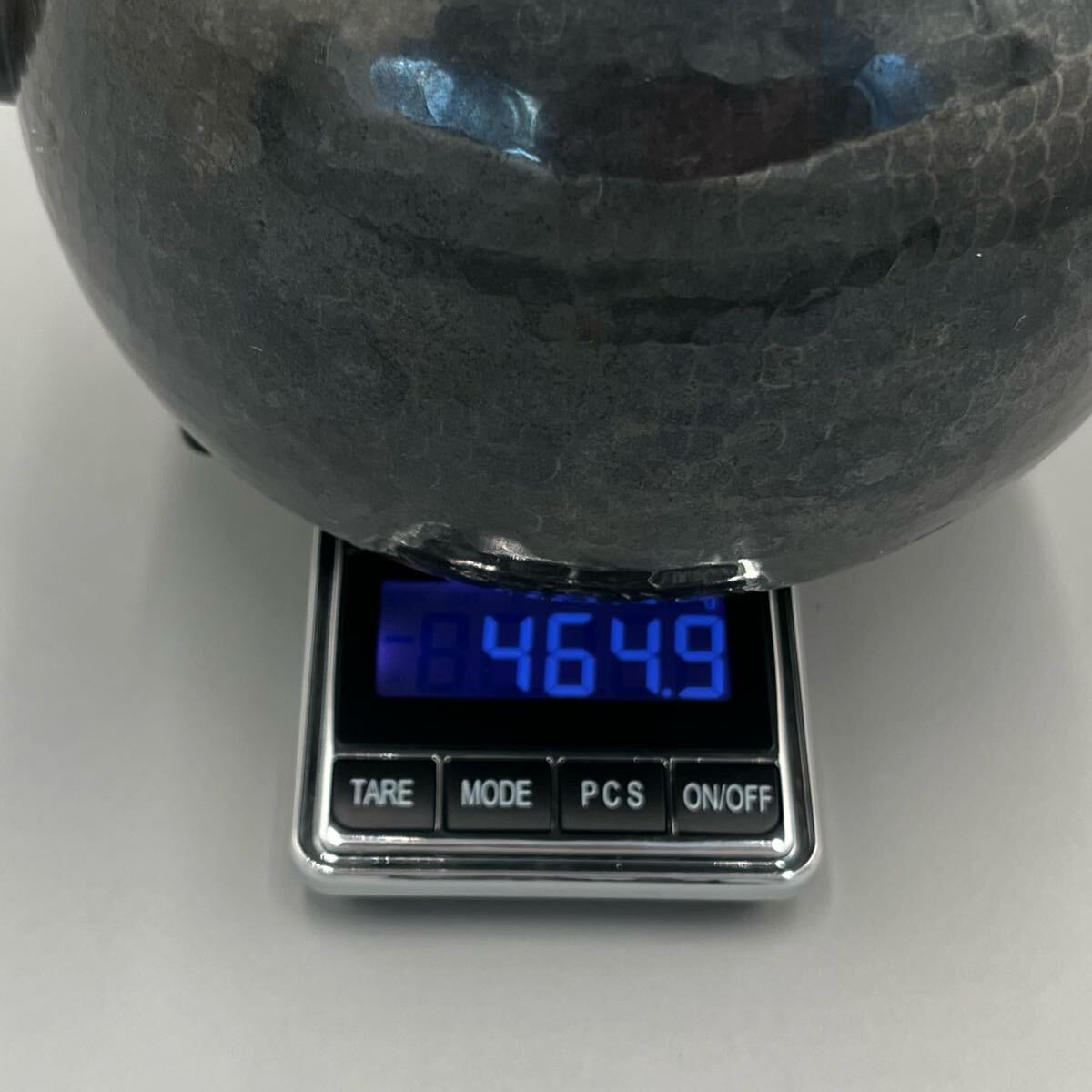 N846 水注 『秀峰堂造』『いぶし銀』『石目紋』『丸型五合』 紙箱 茶道具 秀峰堂 鎚目 銀瓶 丸型五合 刻印あり 茶器 茶道 在銘 紙箱付