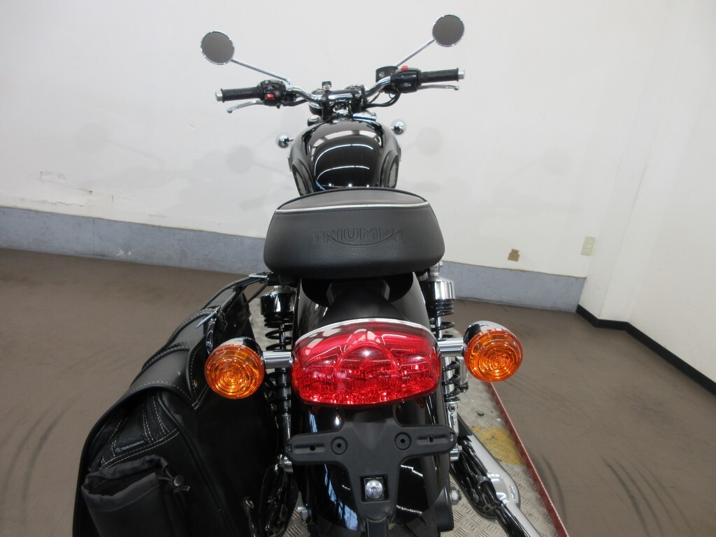 [68350] Bonneville T100 SMTDAD пробег : 18872km рукоятка обогреватель навесная сумка имеется 