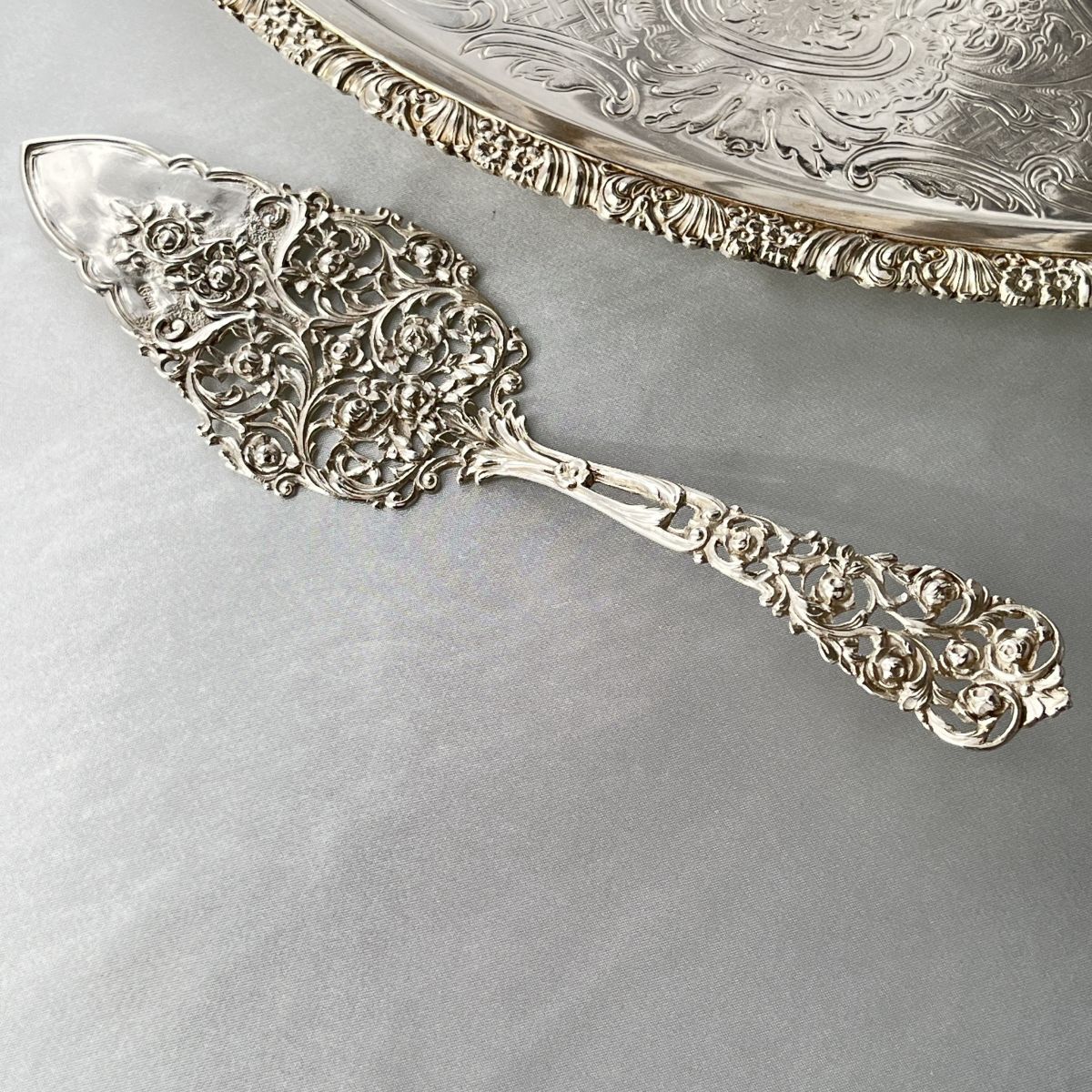 【ドイツ】 薔薇のケーキサーバー【純銀】ヒルデスハイムローズ 23cm 豪奢！！ ドイツ】 薔薇のケーキサーバー【純銀】ヒルデスハイムローズ