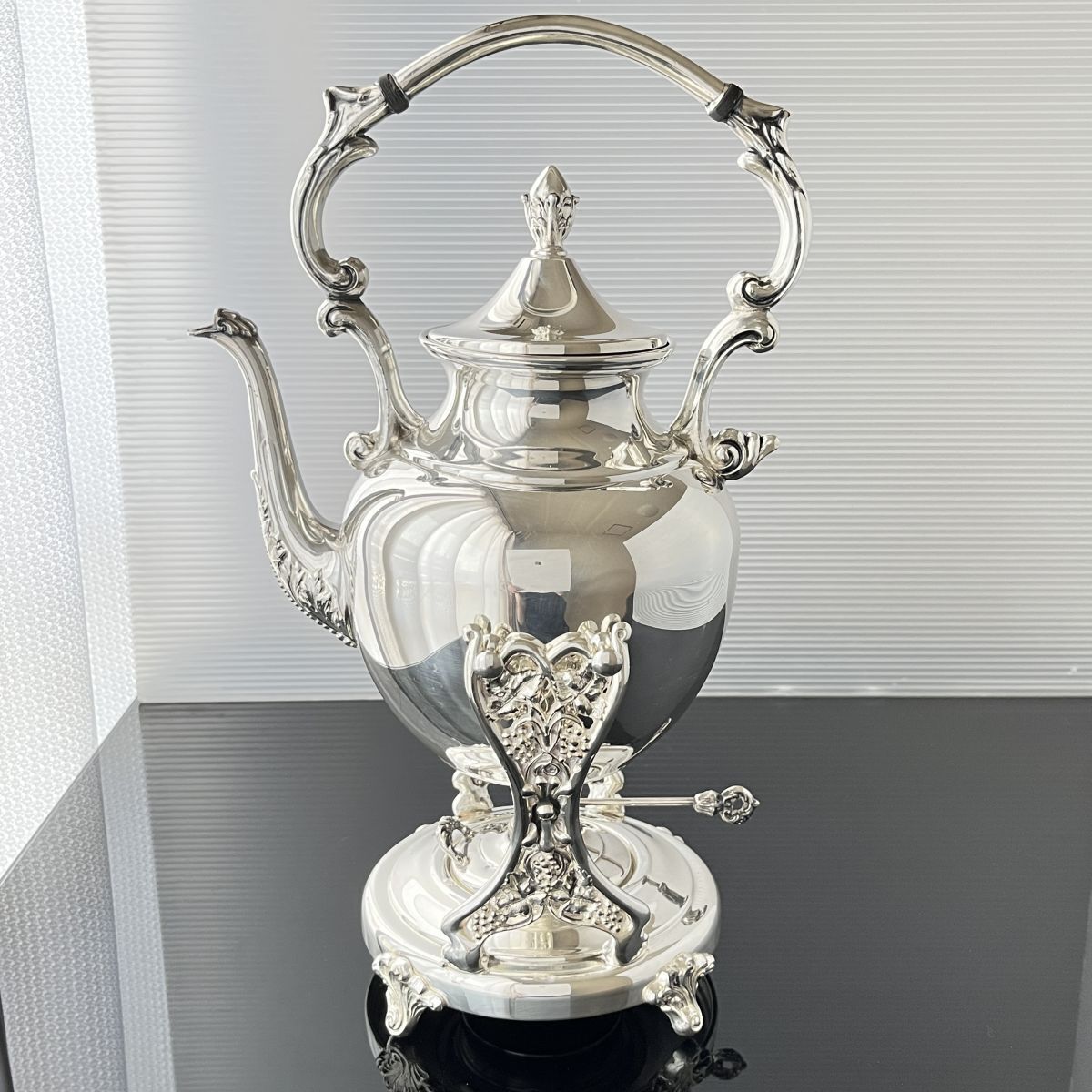 葡萄の透かしのティーケトル【シルバープレート】 スタンド / バナー 葡萄の透かしのティーケトル【シルバープレート】 スタンド / バナー