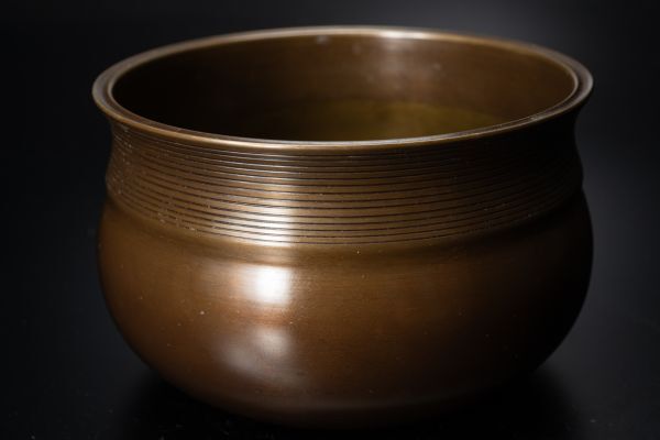 唐銅風炉師 黒瀬宗康作 面取風炉 茶道具 茶道具】唐銅風炉師 黒瀬宗康 淡々斎好 唐銅 口糸目建水 四方桟
