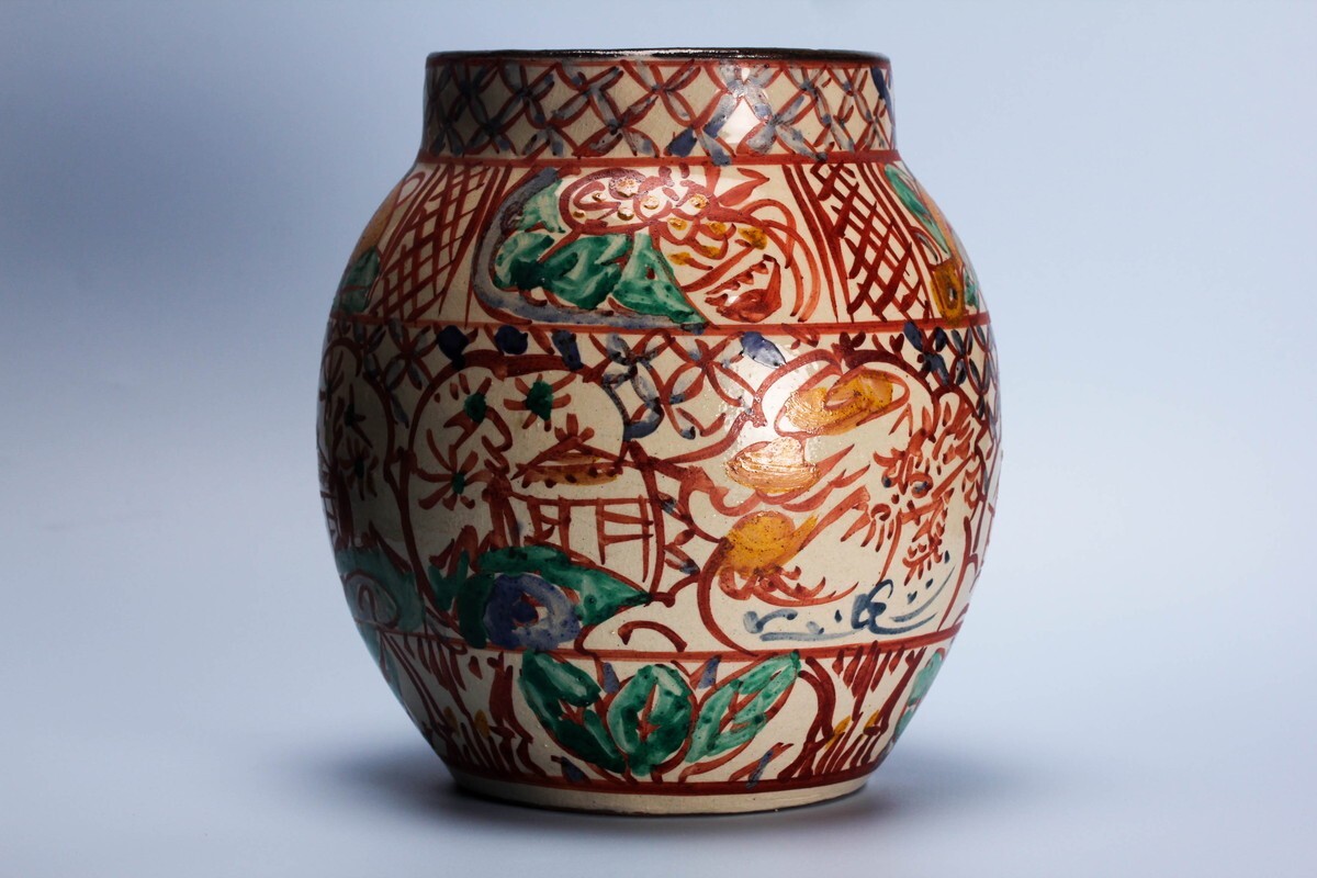 琉球陶器 壺屋焼 小橋川仁王造 神獣山水文 花瓶 共箱 C 8976 琉球陶器 壺屋焼 小橋川仁王造 神獣山水文 花瓶 共箱 C 8976