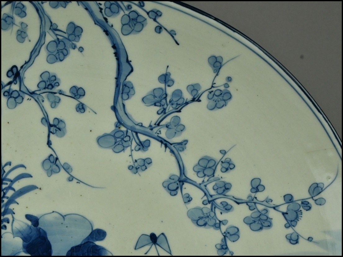 古伊万里 染付 草花文 梅 希少 大皿 です。 ACT】古伊万里 時代物 染付 草花梅木図 大皿 飾皿 床置 古美術品