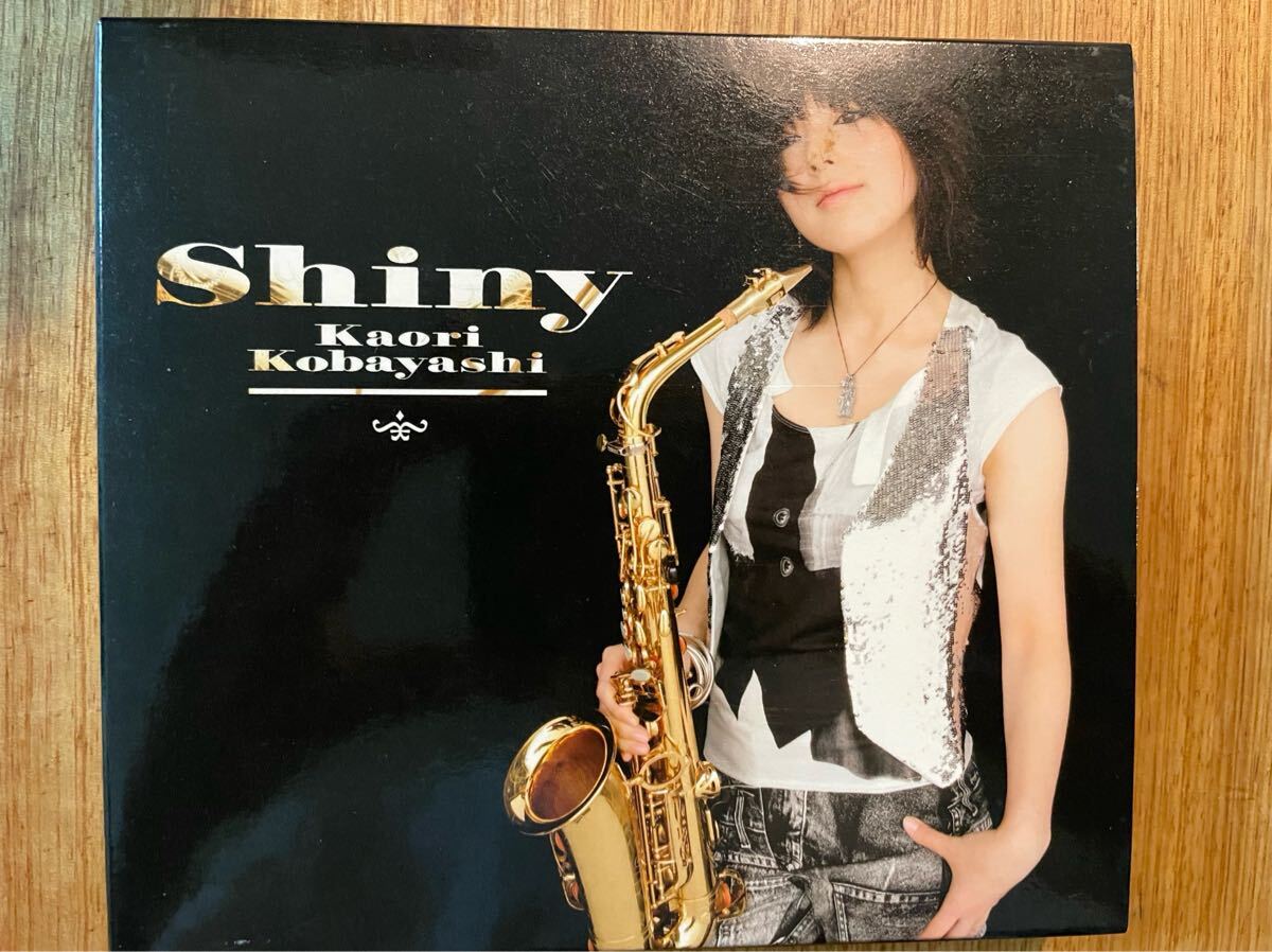 小林香織（サックス）／４ｔｈ　アルバム『Ｓｈｉｎｙ（シャイニー）』初回限定盤 Amazon.co.jp: シャイニー: ミュージック