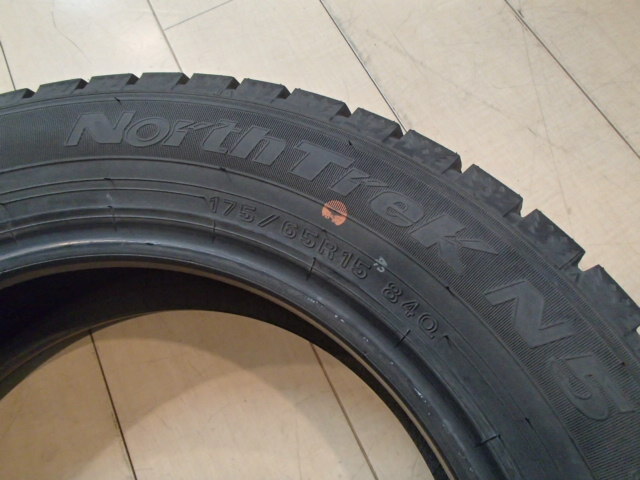 中古 冬 4本 オートバックス ノーストレック N5 175/65R15 アクア スペイド ポルテ ヴィッツ フィット キューブ スイフト に_画像2