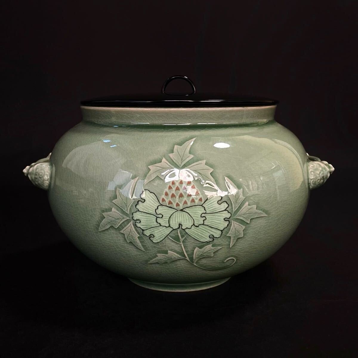 【新品未使用】茶道具 水指 申相浩 高麗青磁 牡丹唐草 箱入り(韓国 人間国宝) 韓国人間国宝 釜谷陶房 申相浩 草花紋水指 高麗青磁 茶道具