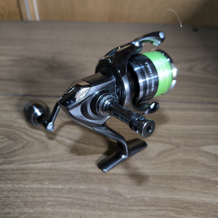 24ツインパワー C3000XG-E 美品‼️ シマノ C3000XG-E TWIN POWER 24 ツインパワー スピニングリール