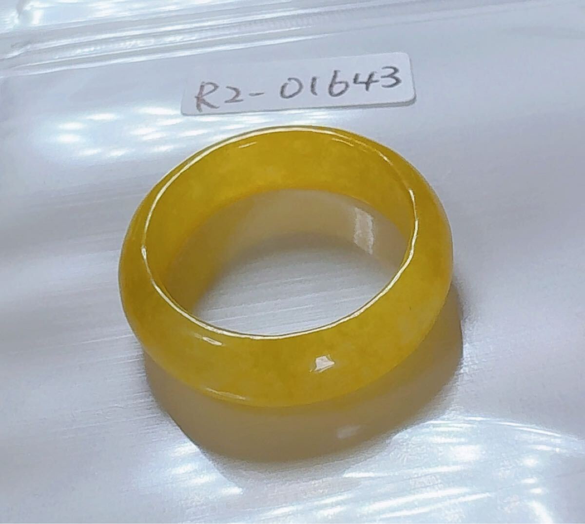 R2-01643天然本翡翠《本物保証》 氷黄翡　指輪約16号 一点物 希少 縁起物 お守り 魔除け 昇進 成功 風水 金運 財運 幸運 幸福_画像2