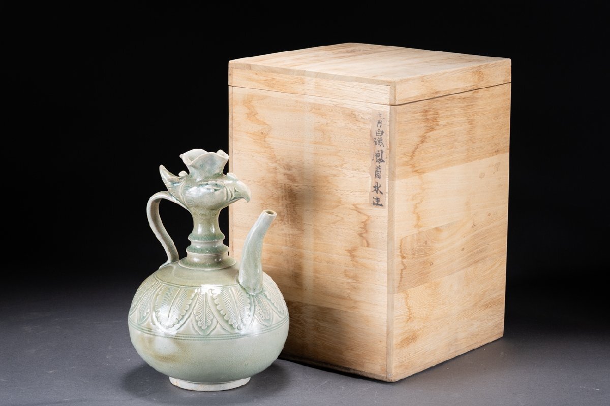 【昇龍洞】龍泉窯鳳凰紋双耳水瓶(宋時代) 昇龍洞】龍泉窯鳳凰紋双耳水瓶(宋時代) 國立故宮博物院>典藏精選>