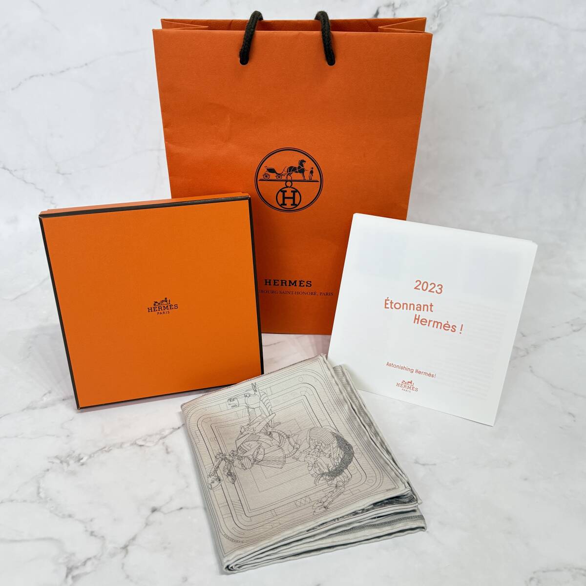 【未使用品】HERMES エルメスEmbroidered Scarf Carre60 2023イヤーギフト カレ スカーフ グレー