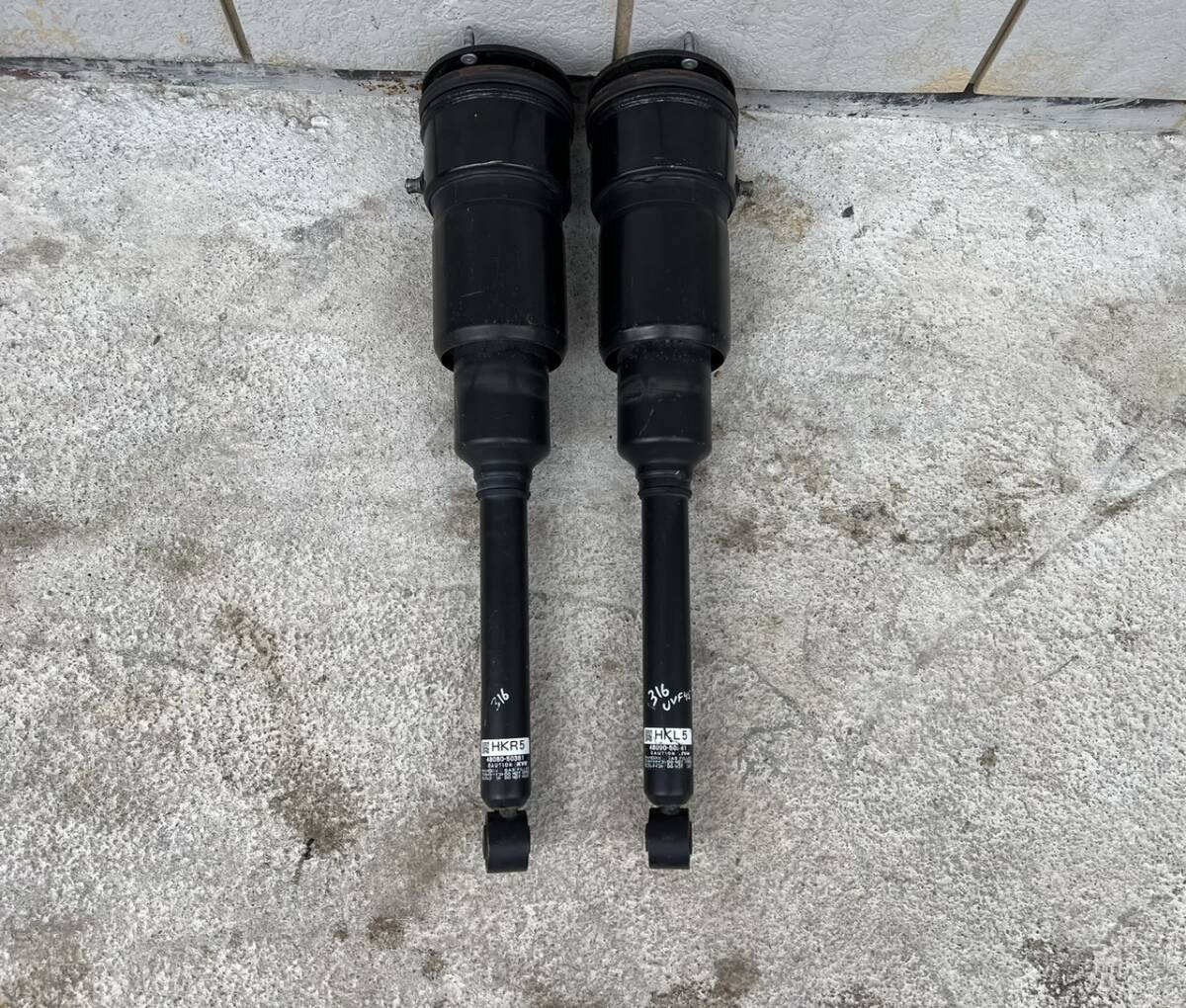 レクサス 純正 UVF45 UVF46 LS600h LS600hl 後期 中期 エアサス リア