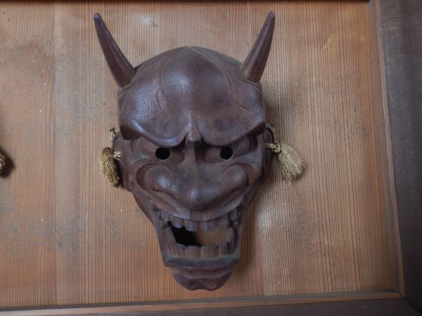 讃岐一刀彫 山中象堂 作 般若 能面 箱つき 讃岐一刀彫 山中象堂作 木彫『翁』『般若』神楽面 狂言面 額装