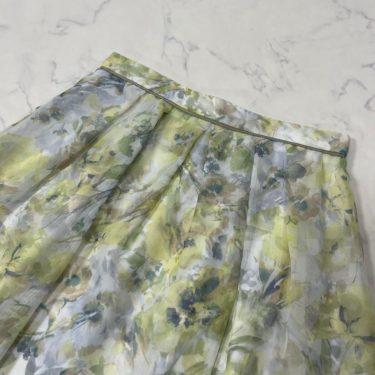 美品 Apuweiser-riche アプワイザーリッシェ 日本製 切替 異素材 花柄 裏地付き タック ジップ 透け感 フレア ひざ丈 スカート ホワイト 2_画像2