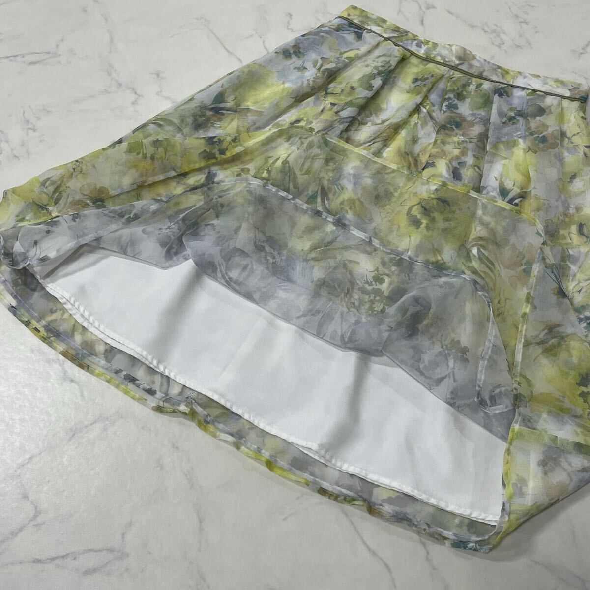 美品 Apuweiser-riche アプワイザーリッシェ 日本製 切替 異素材 花柄 裏地付き タック ジップ 透け感 フレア ひざ丈 スカート ホワイト 2_画像4