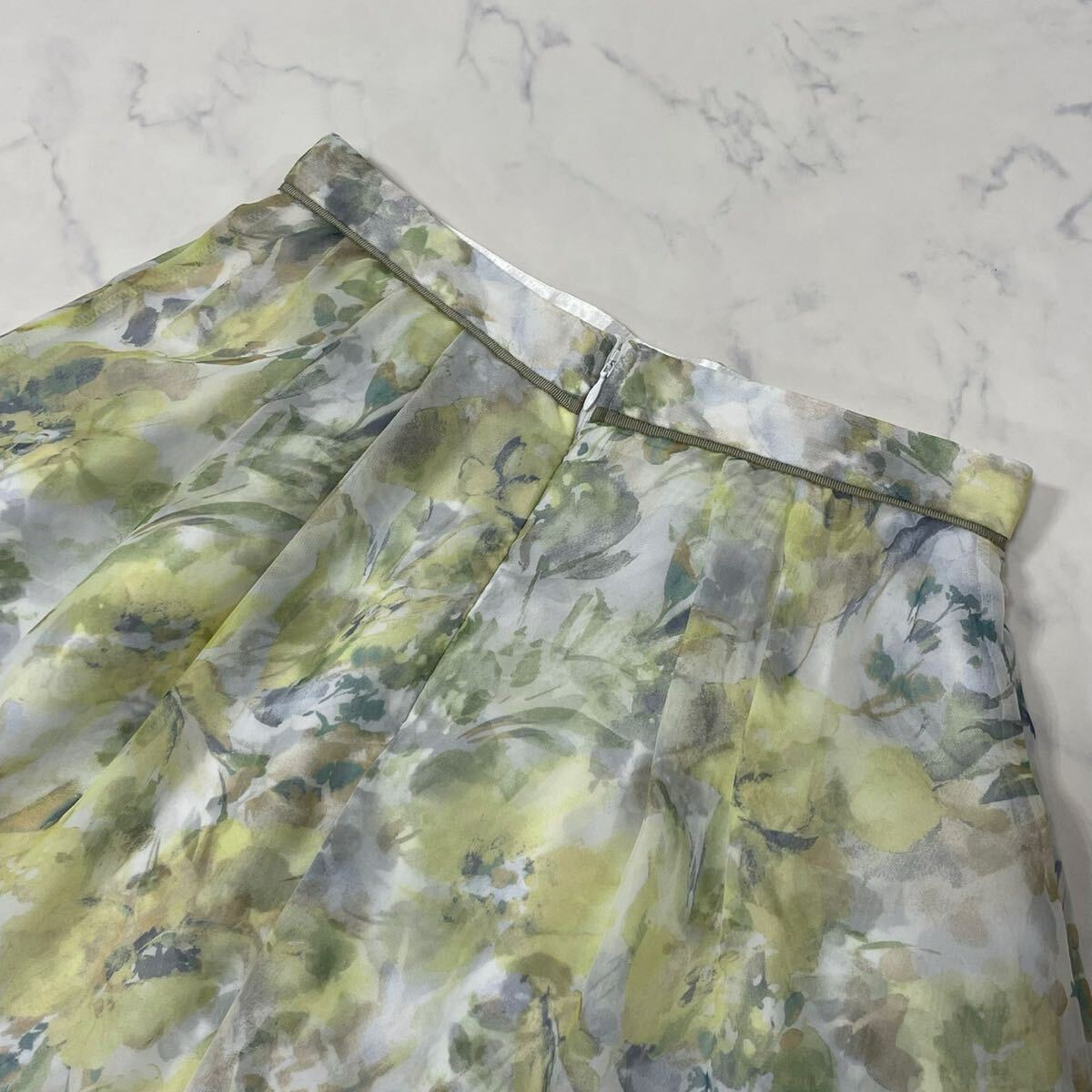 美品 Apuweiser-riche アプワイザーリッシェ 日本製 切替 異素材 花柄 裏地付き タック ジップ 透け感 フレア ひざ丈 スカート ホワイト 2_画像5